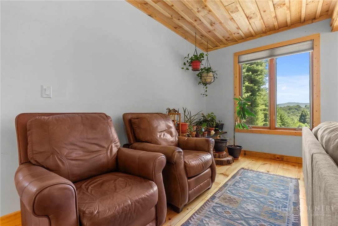 Image number 19 for the current listing