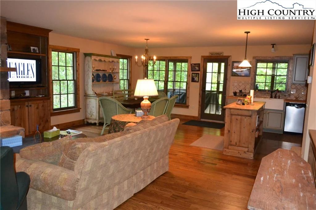 Image number 15 for the current listing