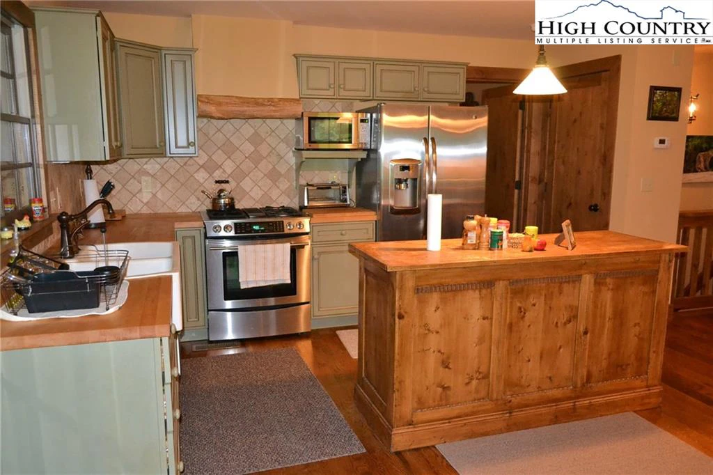 Image number 14 for the current listing