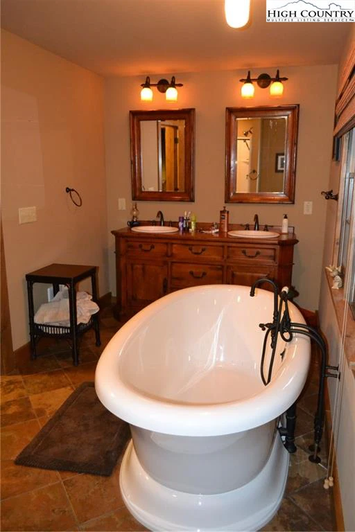 Image number 2 for the current listing