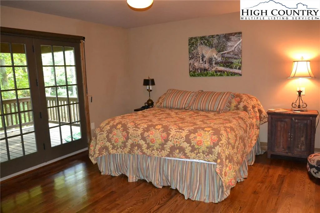 Image number 13 for the current listing