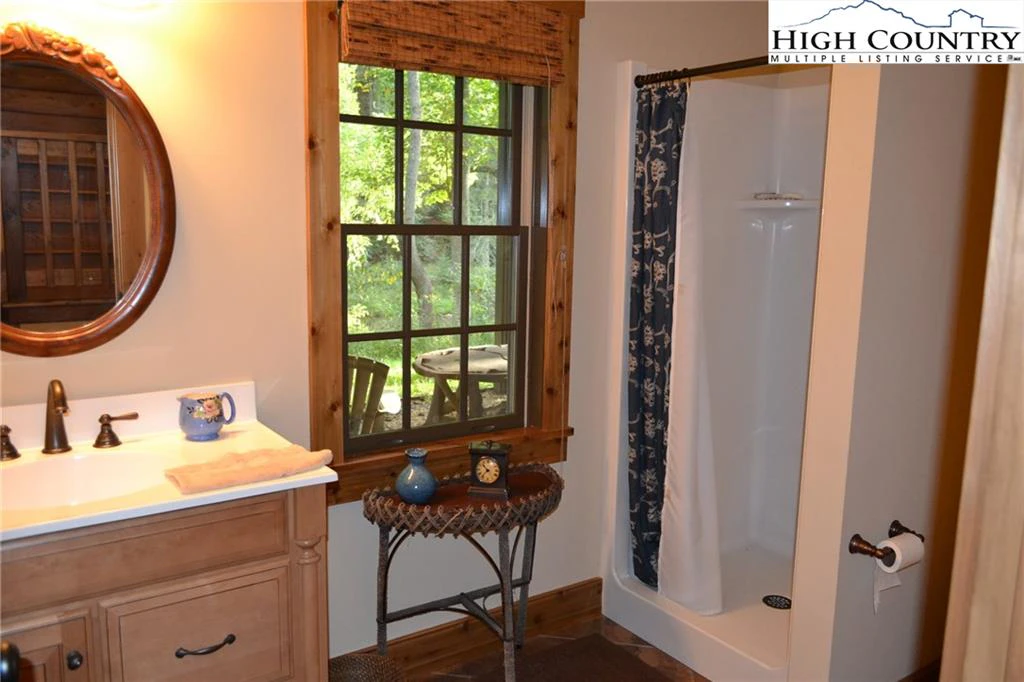 Image number 9 for the current listing