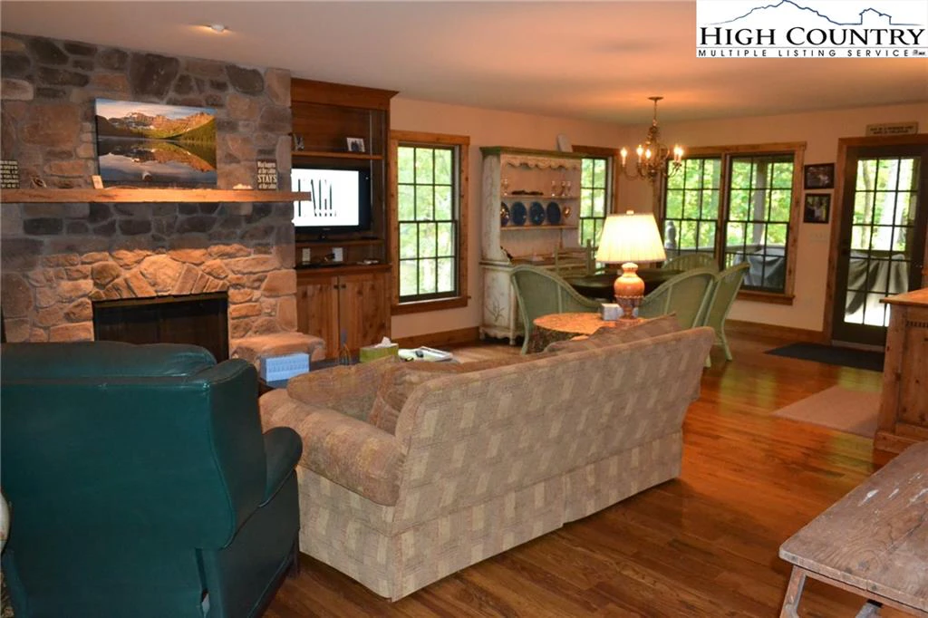 Image number 7 for the current listing