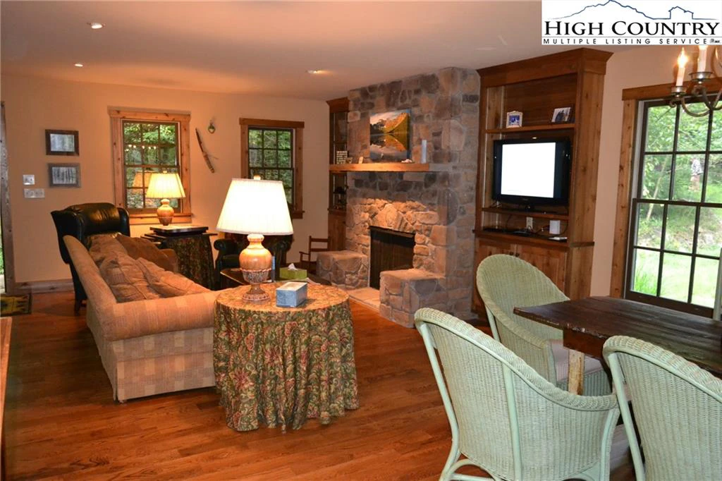 Image number 18 for the current listing