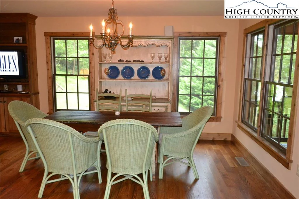 Image number 17 for the current listing