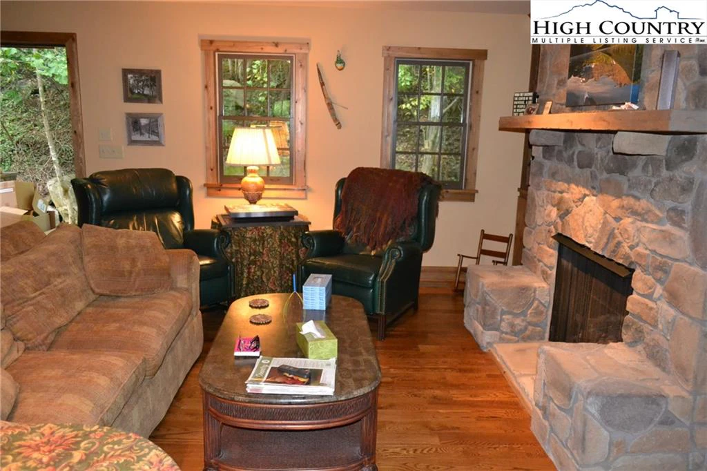 Image number 16 for the current listing