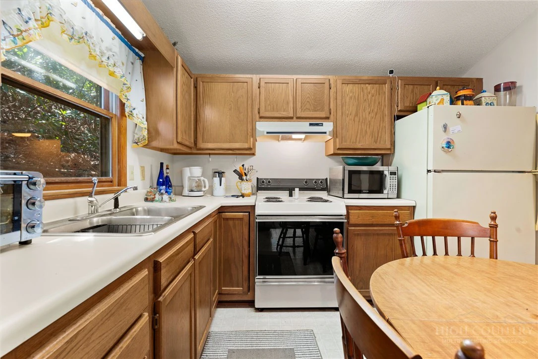 Image number 18 for the current listing