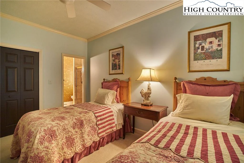 Image number 11 for the current listing