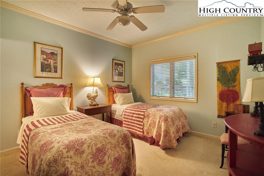 Image number 3 for the current listing