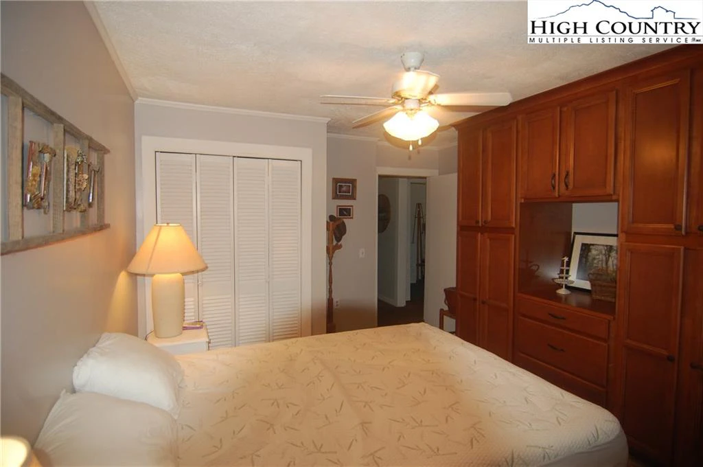 Image number 16 for the current listing