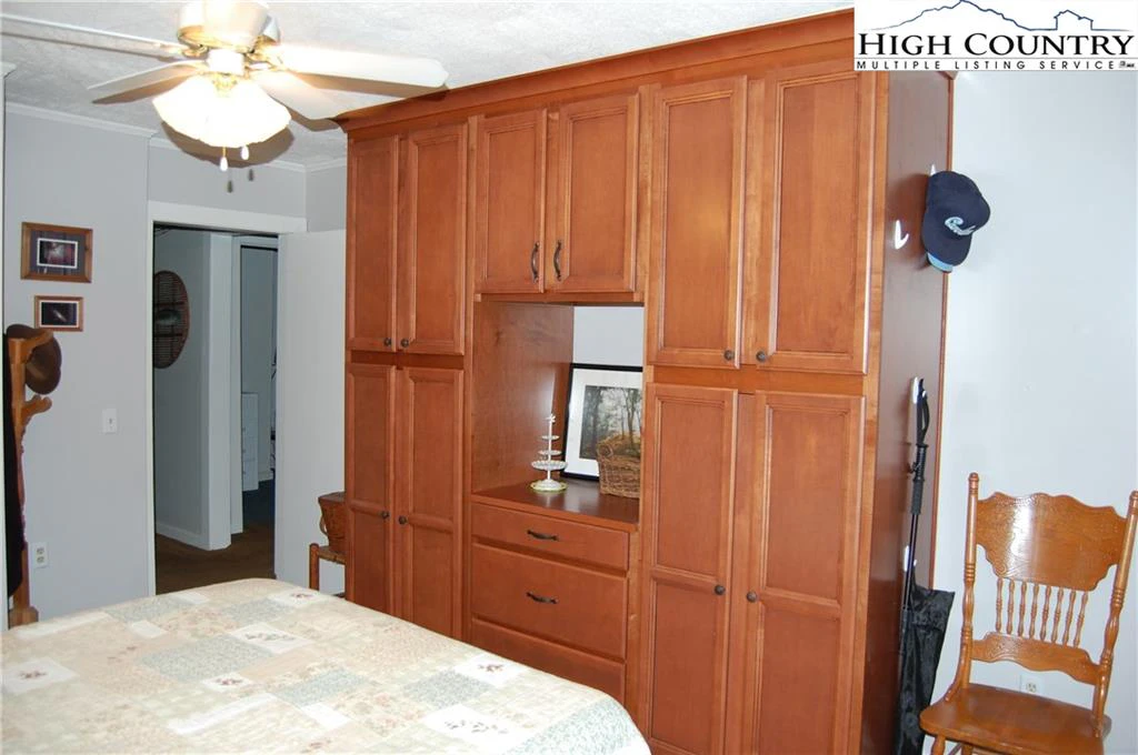 Image number 2 for the current listing