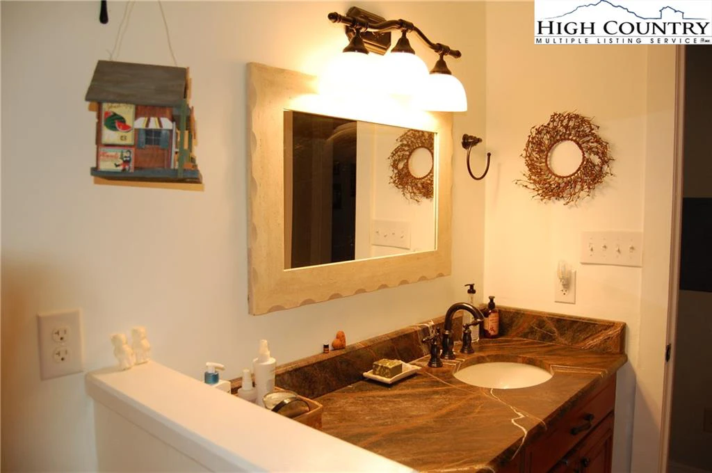 Image number 11 for the current listing