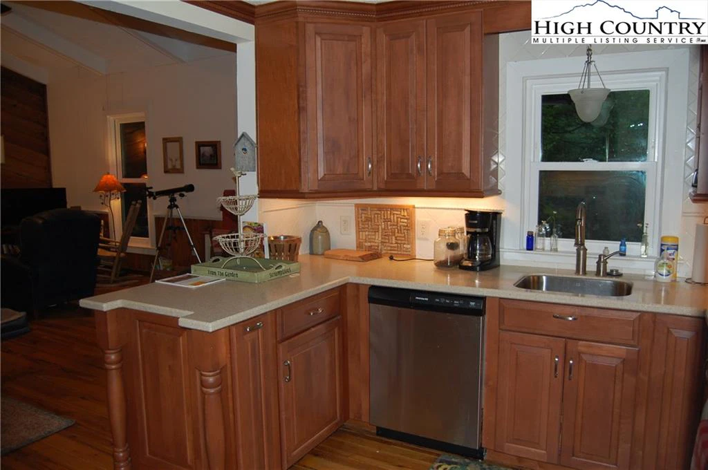 Image number 19 for the current listing