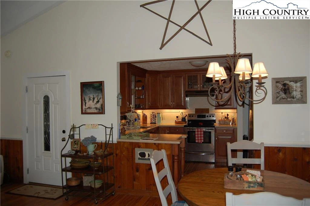 Image number 17 for the current listing