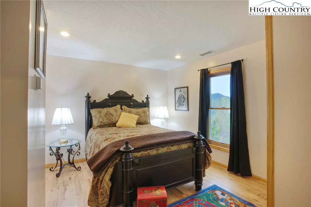 Image number 4 for the current listing