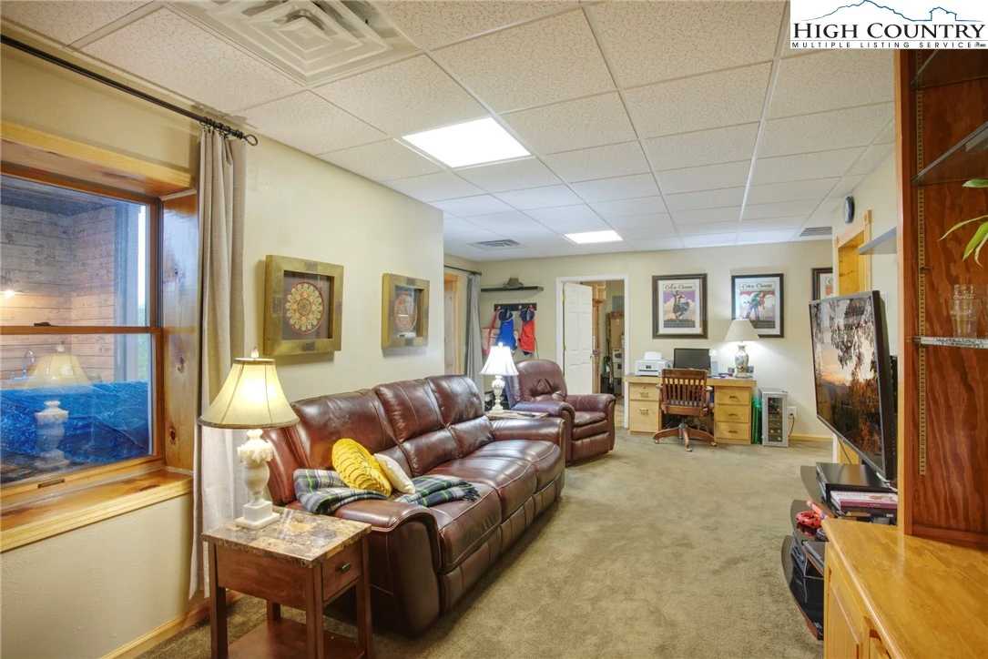 Image number 9 for the current listing