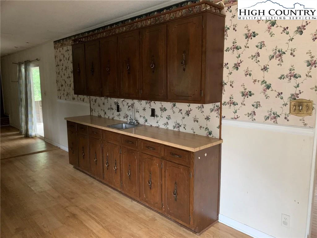 Image number 14 for the current listing
