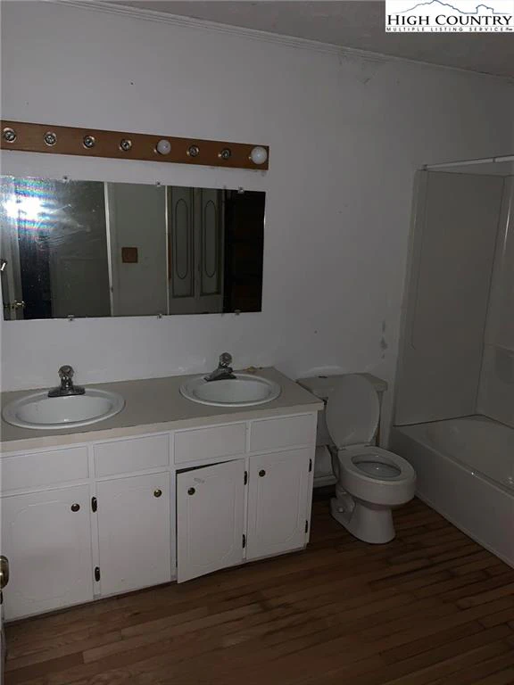 Image number 12 for the current listing