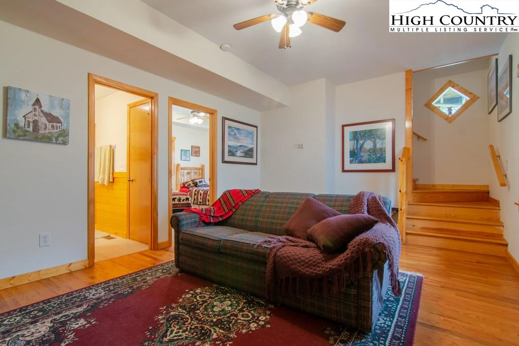 Image number 3 for the current listing