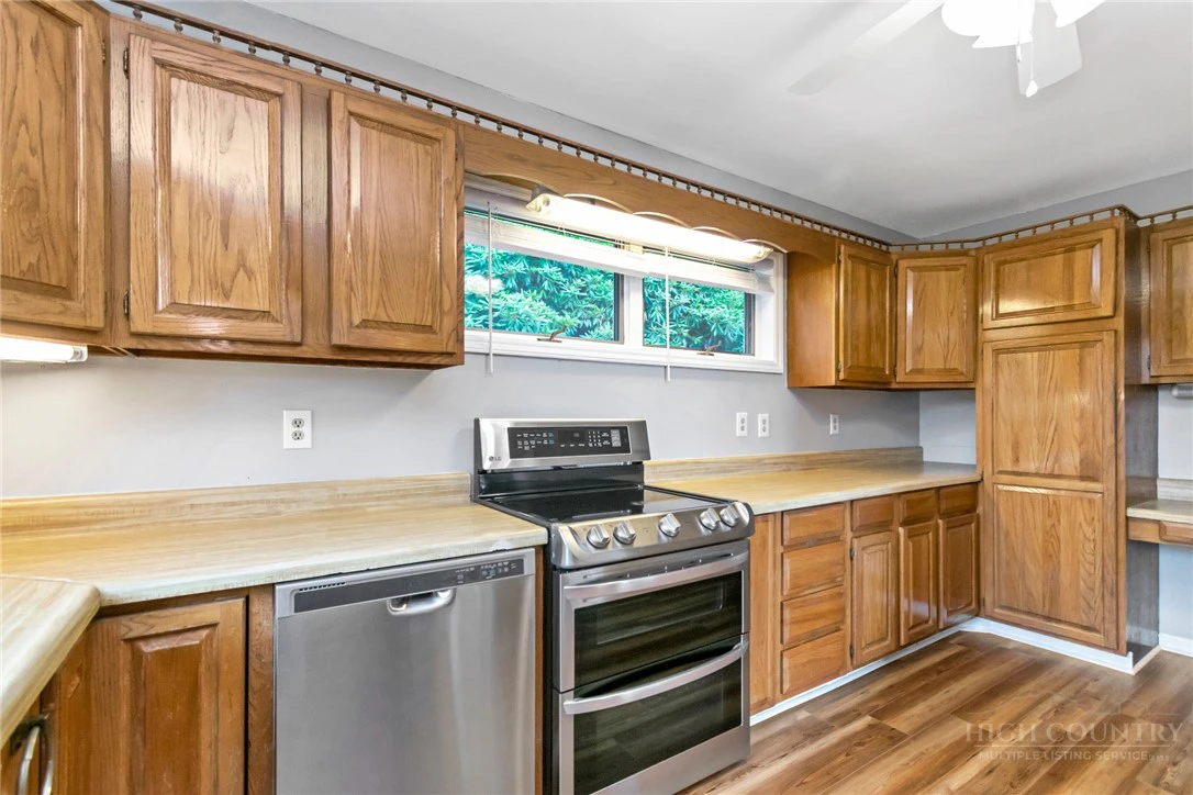 Image number 21 for the current listing