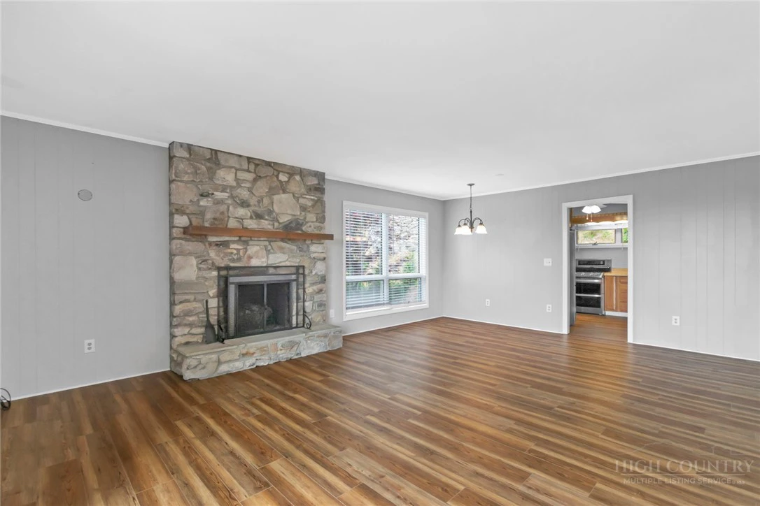 Image number 5 for the current listing