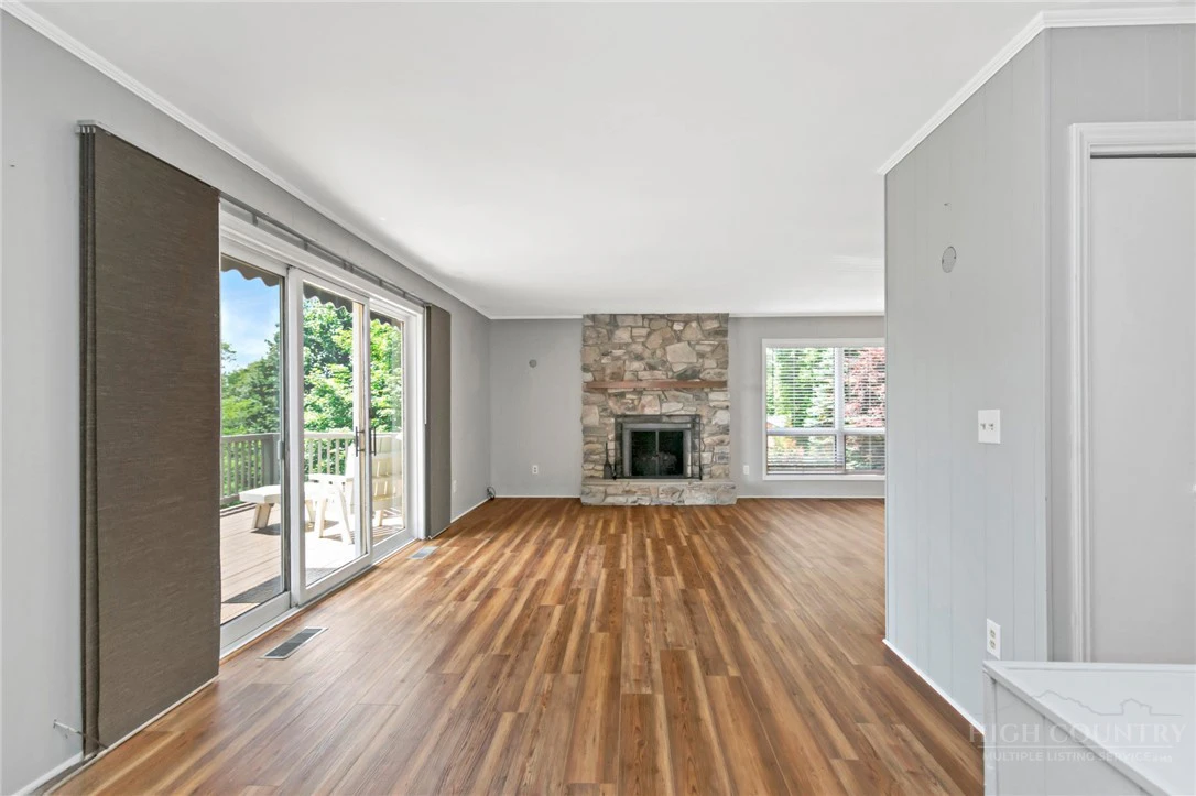 Image number 7 for the current listing