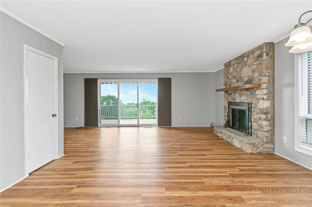 Image number 9 for the current listing