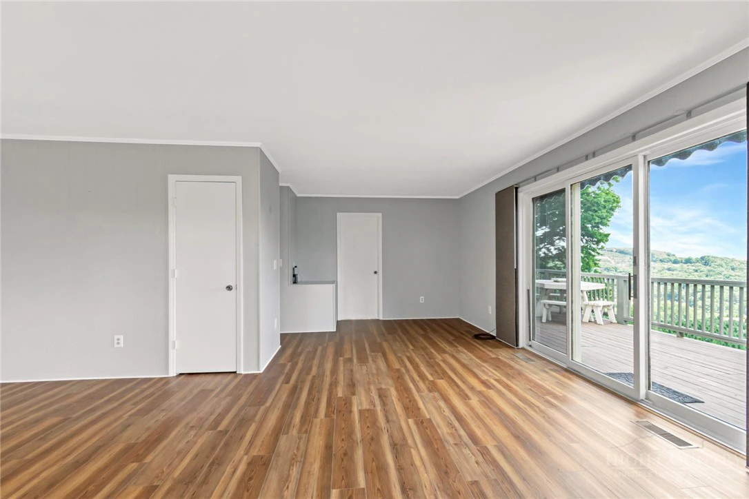 Image number 11 for the current listing