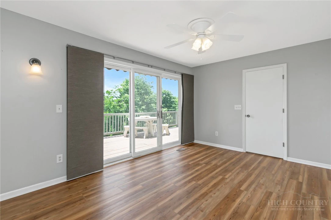 Image number 14 for the current listing