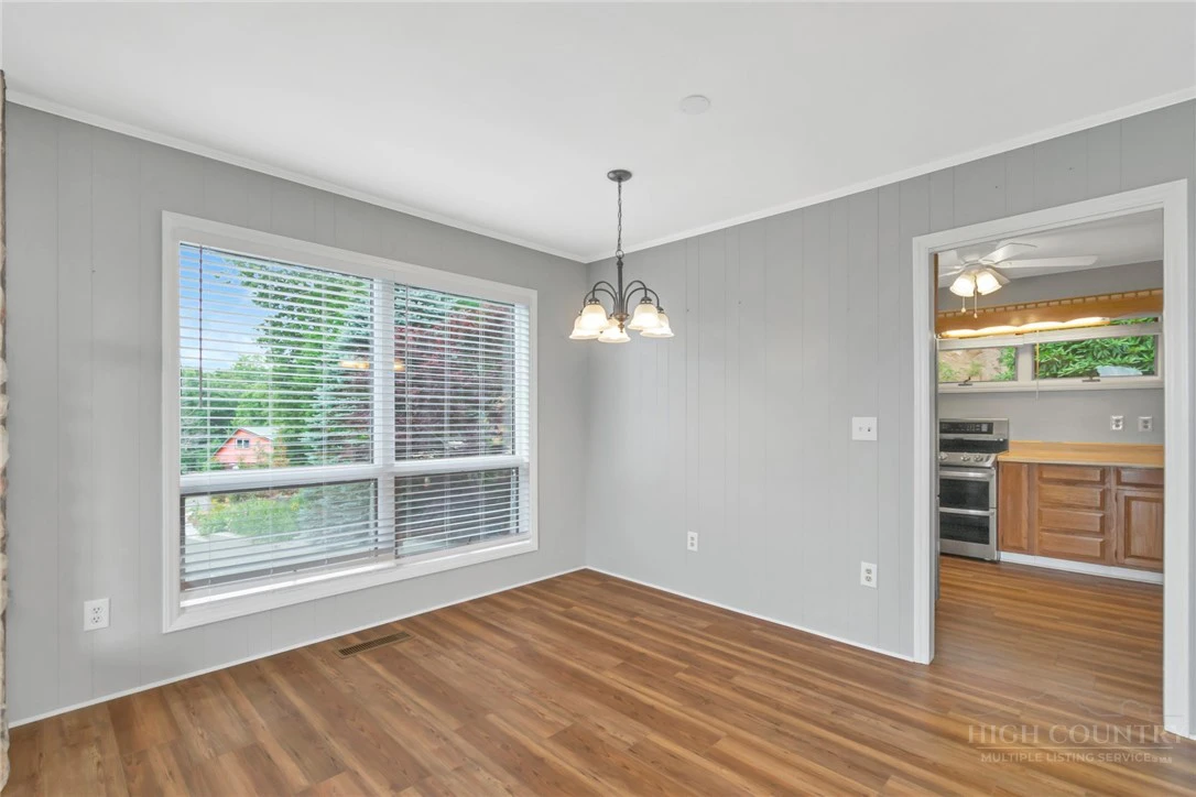 Image number 15 for the current listing