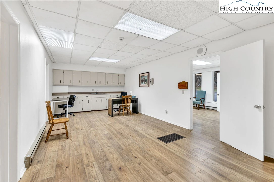 Image number 3 for the current listing