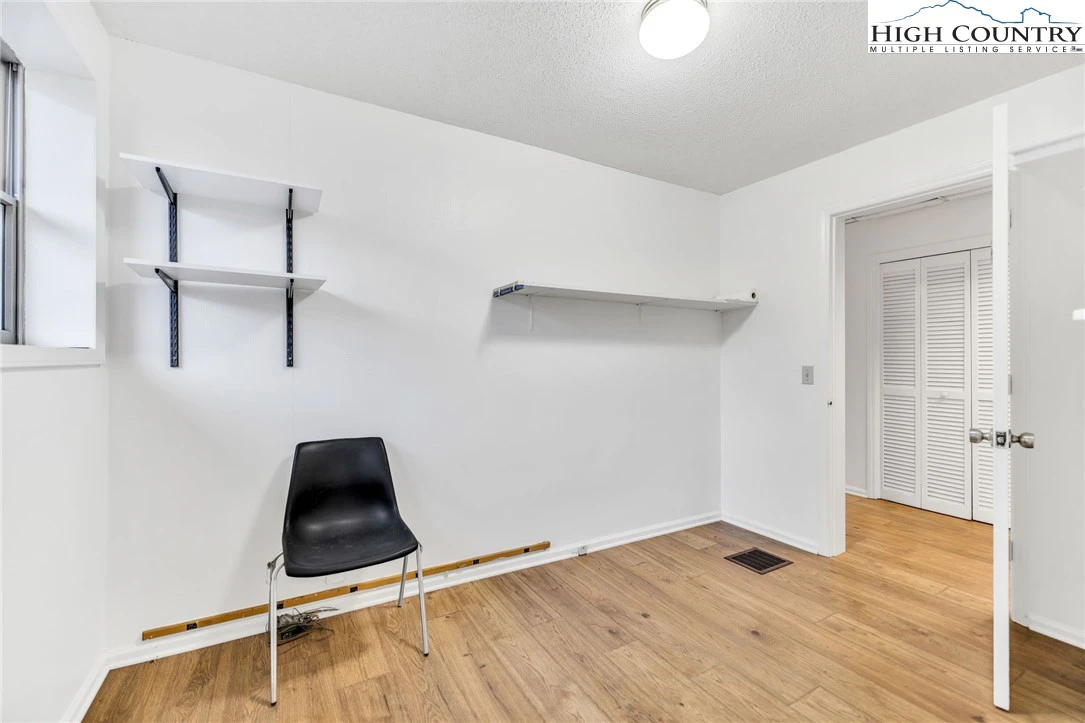 Image number 9 for the current listing