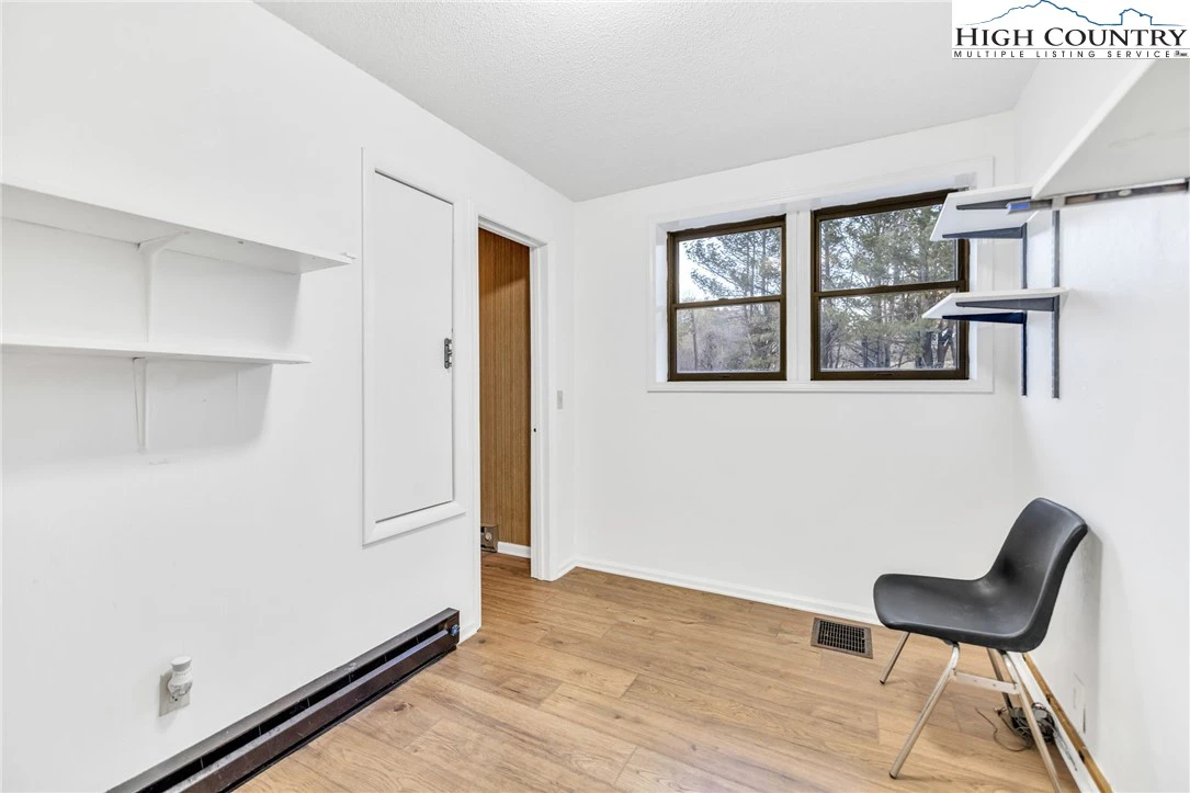 Image number 10 for the current listing
