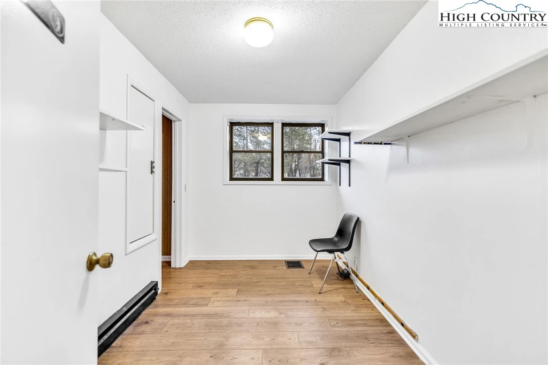 Image number 11 for the current listing