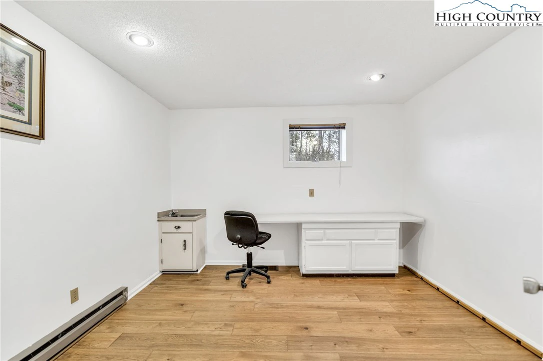 Image number 13 for the current listing