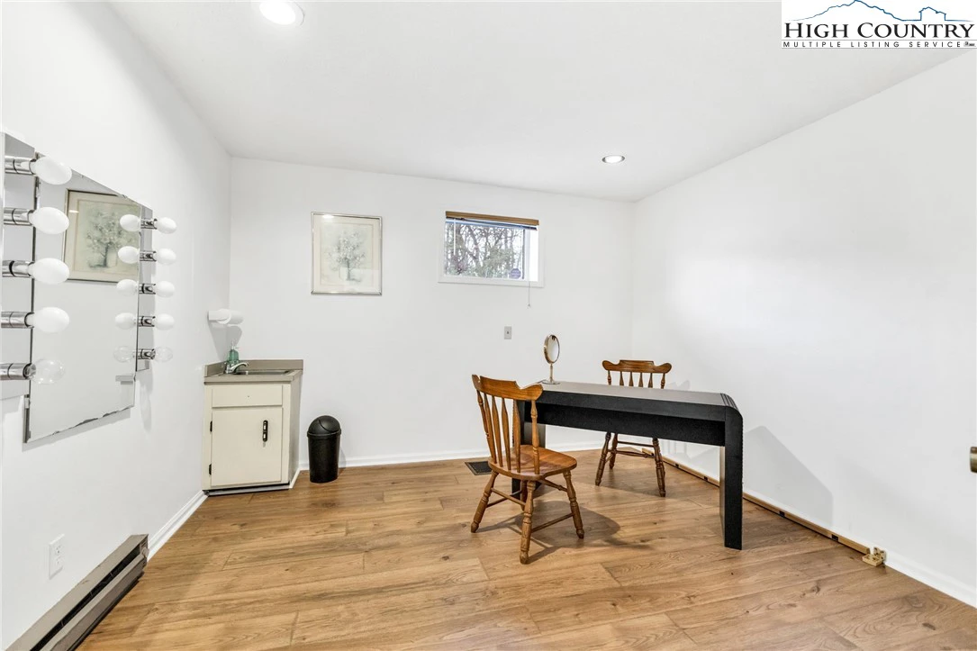 Image number 14 for the current listing