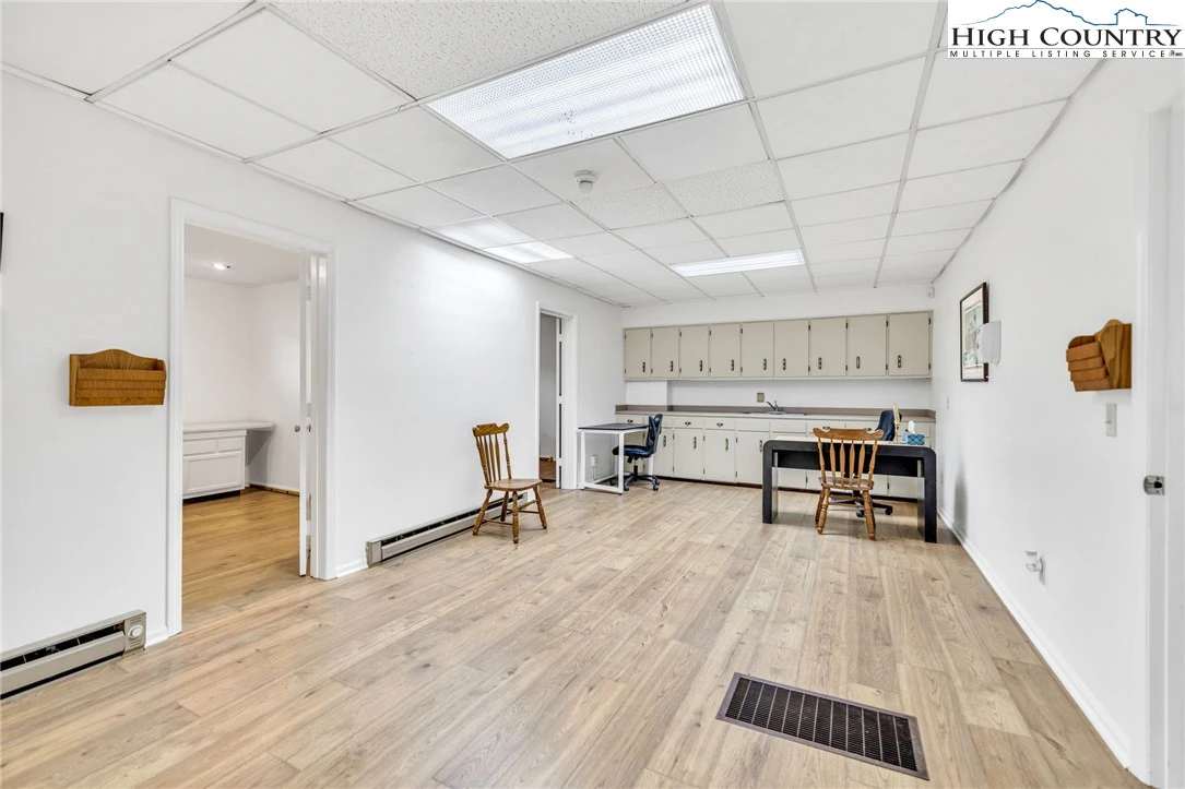 Image number 5 for the current listing