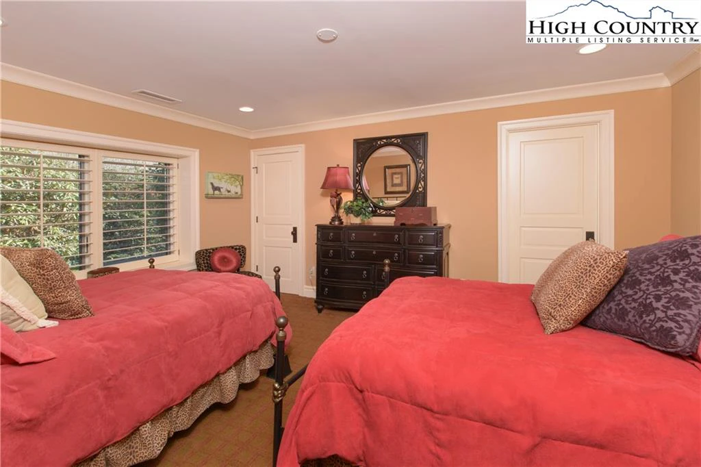 Image number 13 for the current listing