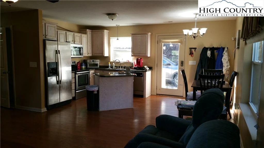 Image number 19 for the current listing