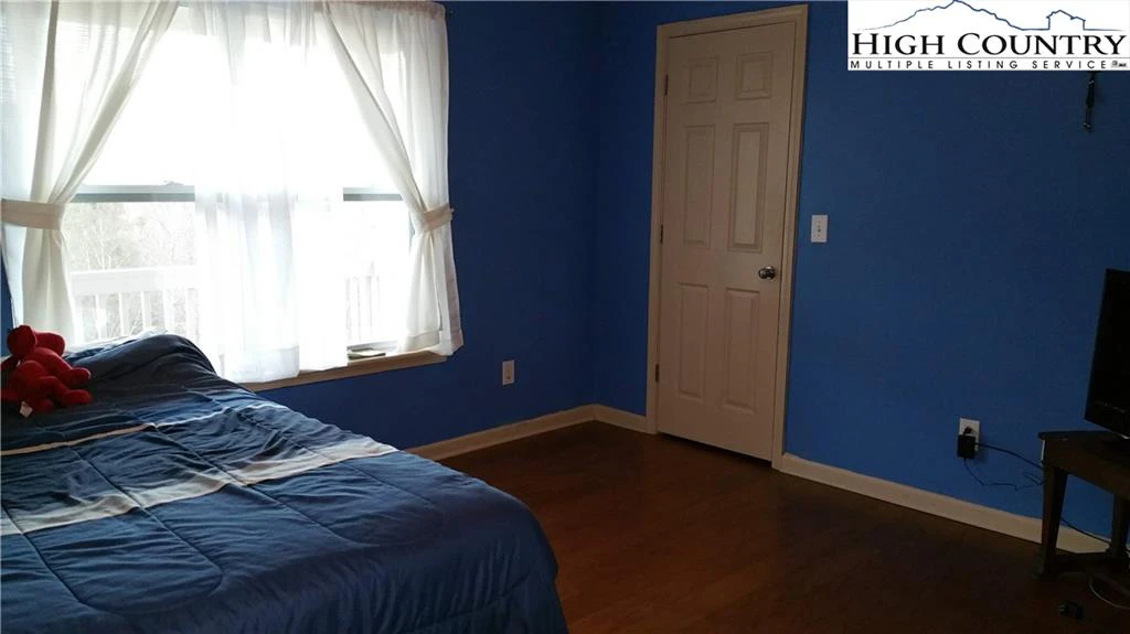 Image number 2 for the current listing