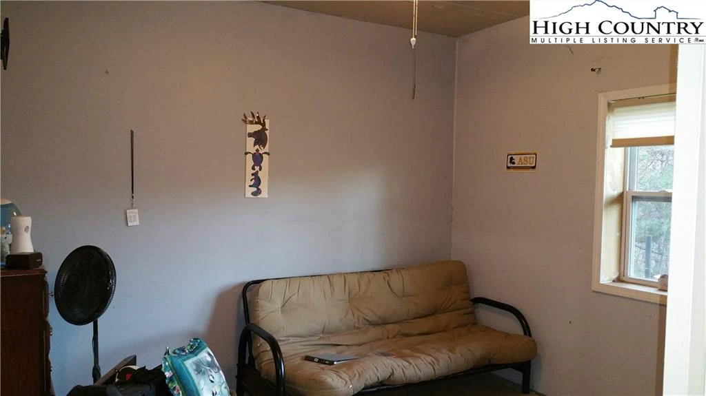 Image number 14 for the current listing