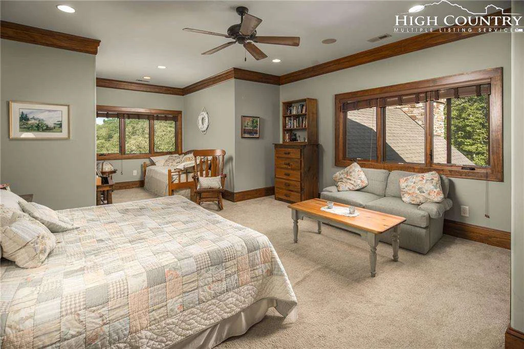Image number 8 for the current listing