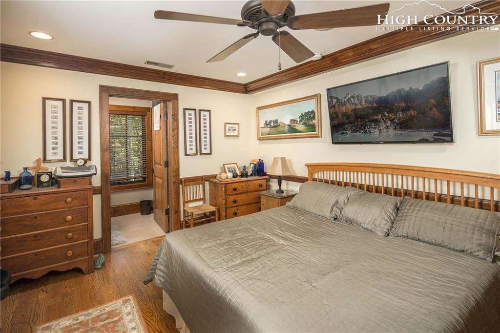 Image number 9 for the current listing