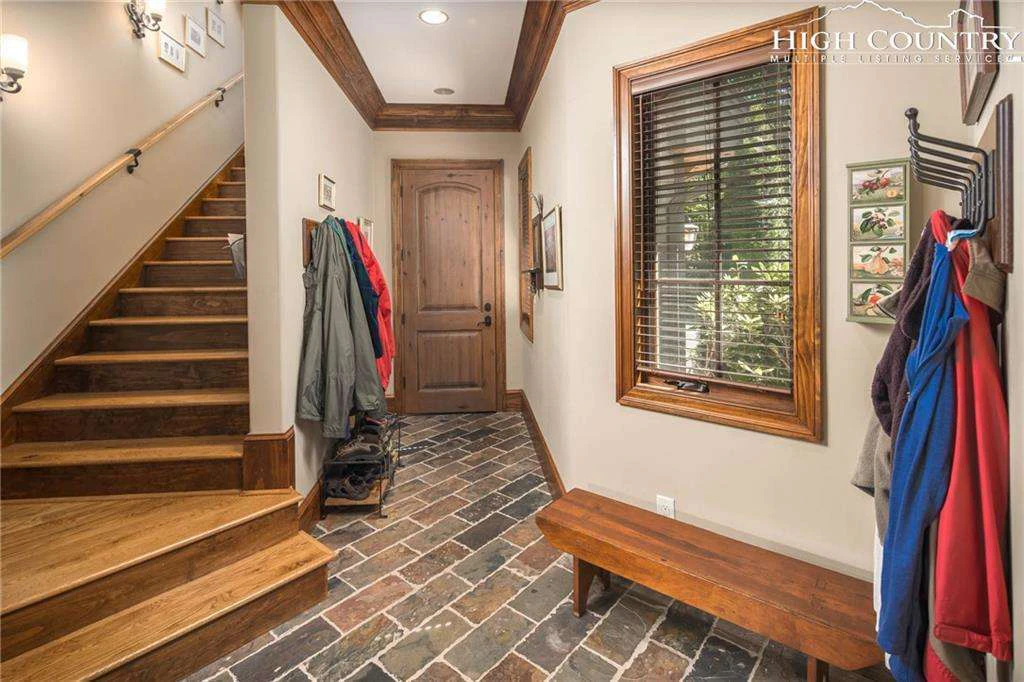 Image number 21 for the current listing
