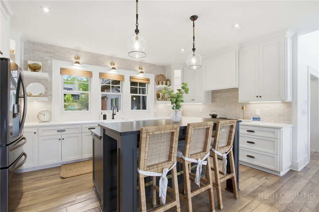 Image number 11 for the current listing