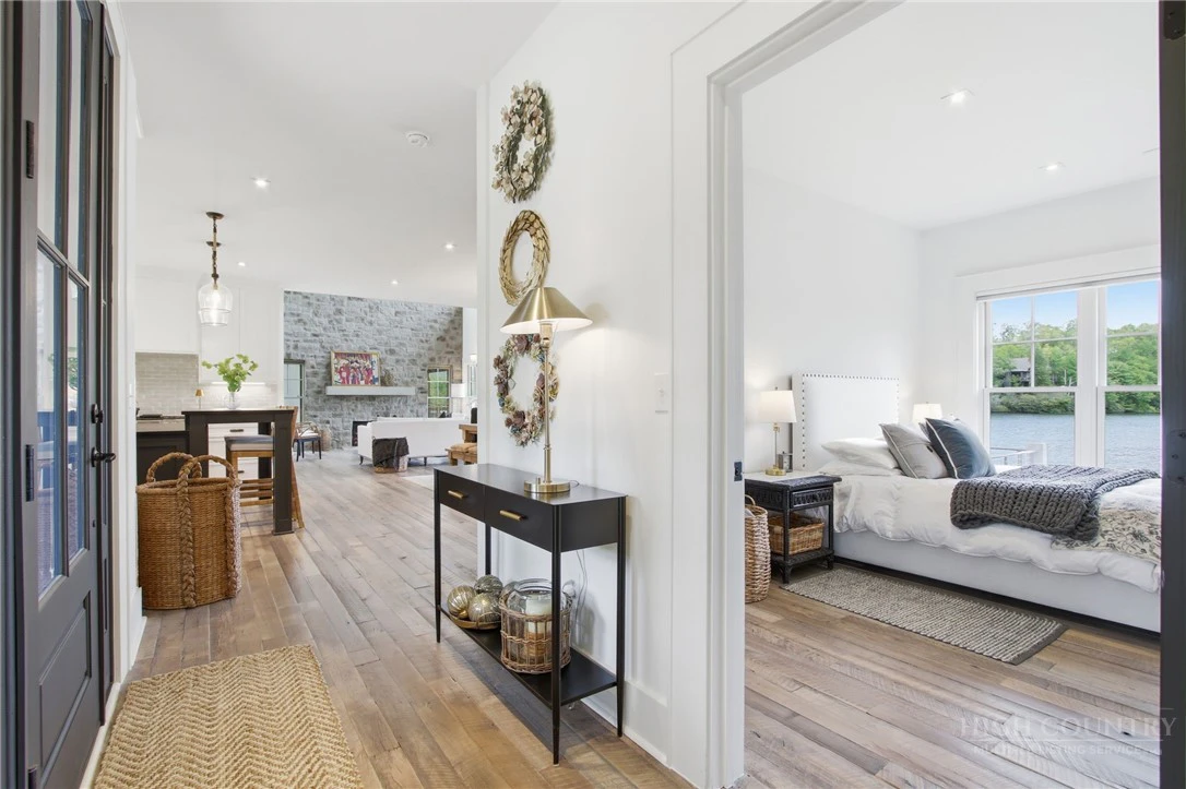 Image number 17 for the current listing