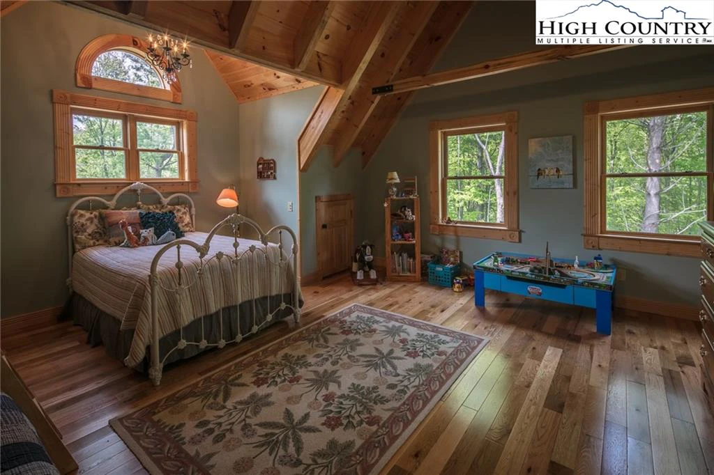Image number 4 for the current listing