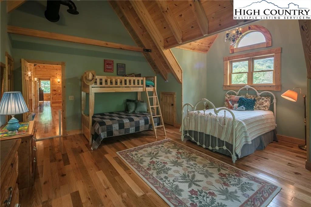 Image number 5 for the current listing