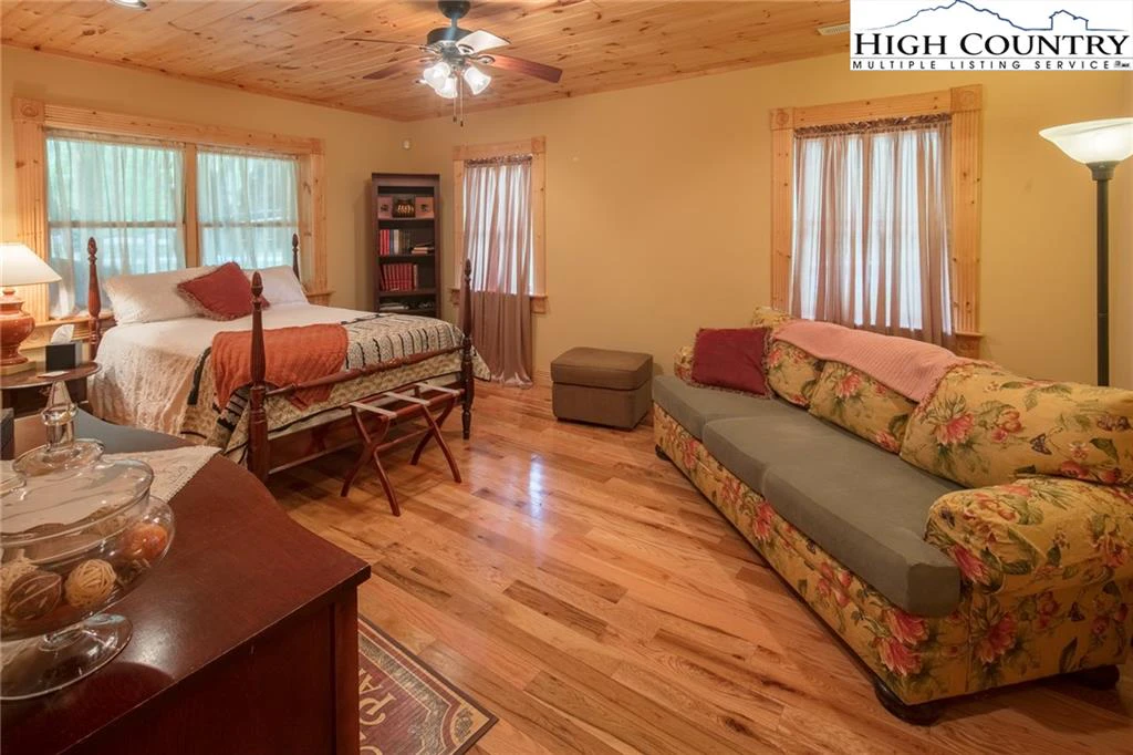 Image number 14 for the current listing