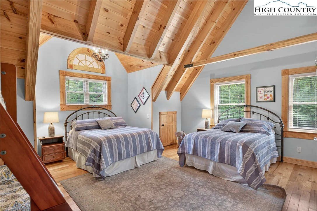 Image number 9 for the current listing